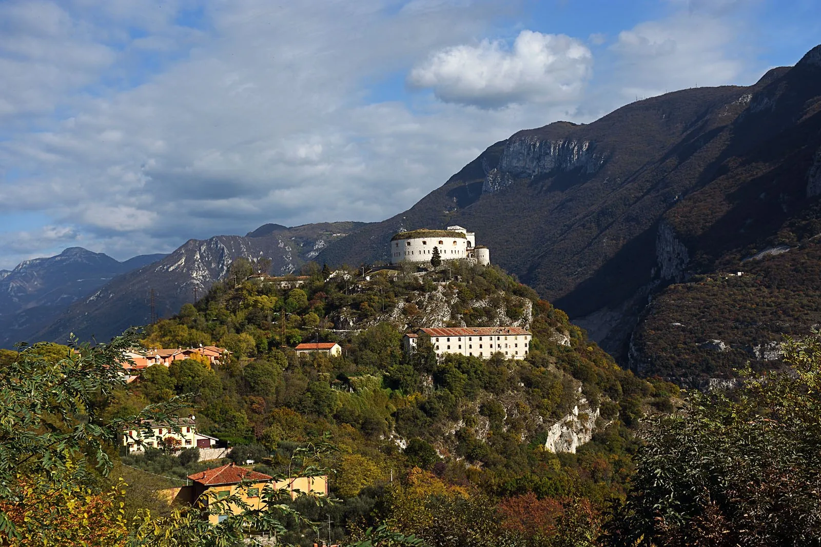 Il Forte di Rivoli (ex Forte Wohlgemuth) arroccato sullo sperone roccioso che domina la Valle dell'Adige